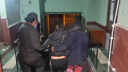 Mujer logró escapar con su hija en brazos después de ser apuñalada por su pareja