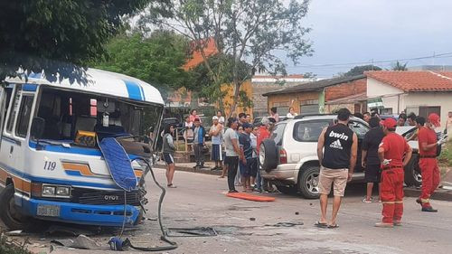 Cinco personas resultan gravemente heridas por un  choque entre un micro y jeep en la Avenida Mariscal Santa Cruz