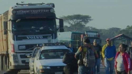 Vecinos y transportistas cumplen cuarto día de bloqueo en la carretera Santa Cruz-Beni