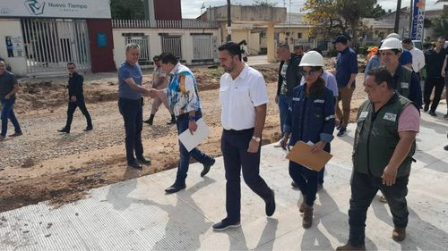 Alcalde Johnny Fernández supervisa avance de pavimentación y anuncia proyectos para Santa Cruz