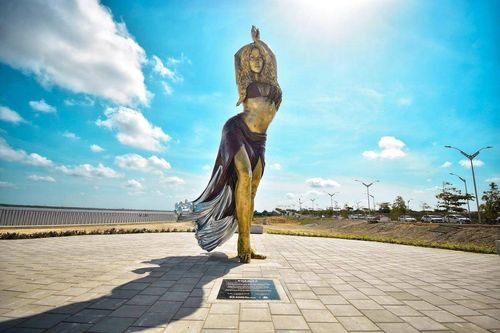 Inauguran estatua en honor a Shakira en Barranquilla, Colombia