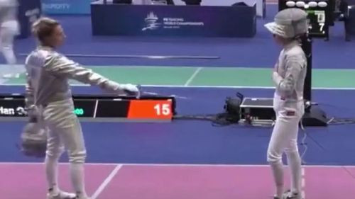 ¡Escándalo en el mundo del esgrima!: Una competidora ucraniana quedó eliminada por no querer saludar a su rival rusa.