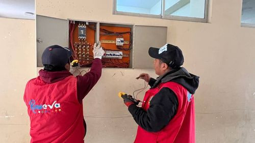 Unidad Educativa Puerto de Guaqui recibe mantenimiento eléctrico