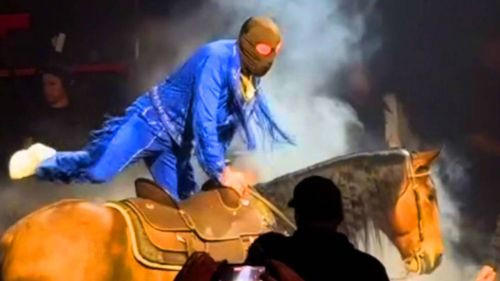 Bad Bunny desafía la advertencia de PETA y reincorpora el uso de caballos en su gira