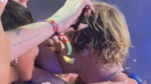 Ross Lynch comparte el momento del beso con una fan en el festival Lollapalooza