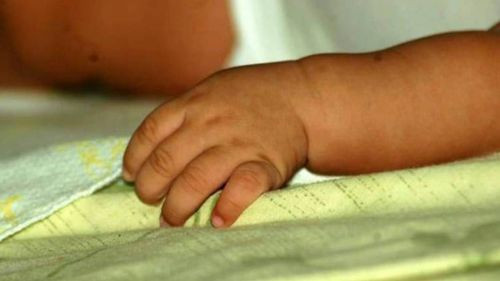 Envían a la cárcel a mujer que metió a su bebé en una olla hirviendo, dice que no recuerda nada