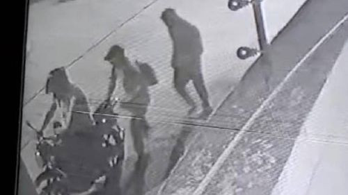 Tres Delincuentes  Buscados por Robo en Negocio de Comida Rápida