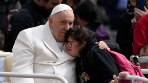 El Vaticano dice que &quot;mejora&quot; la salud del papa, en hospital por una infección pulmonar