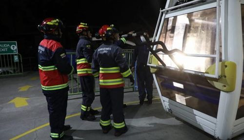Dramático rescate de 75 personas atrapadas en teleférico turístico en Quito