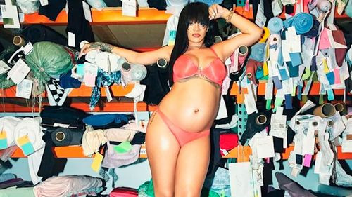Rihanna presume su pancita de embarazo posando lencería de su marca