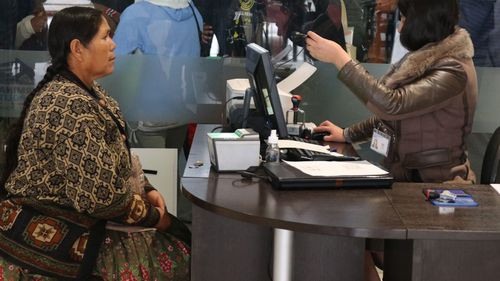 Alcaldesa Eva Copa celebra inauguración de oficinas del SERECÍ en la Terminal Metropolitana