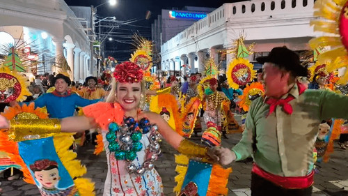 Alcaldía prohíbe cobros por sillas en el recorrido de las precarnavaleras