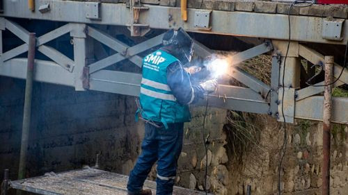 Reparación del puente Aruntaya tras impacto de topadora por desborde del río principal