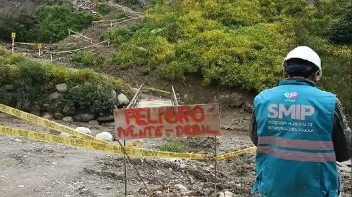  Puente de la zona Alto Miraflores en peligro por desbordamiento de ríos