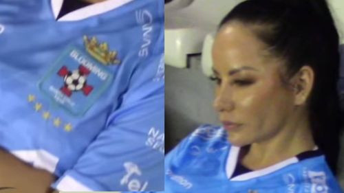 Mayte Flores Sorprende a sus Fans al Usar la Polera de Blooming Durante un Partido Amistoso
