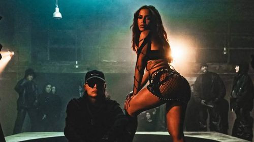 Peso Pluma y Anitta Lanzan &quot;Bellakeo&quot;: Sensual Colaboración que Incendiará las Pistas de Baile