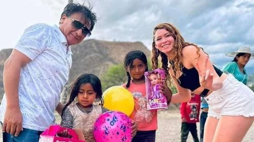 Maroyu junto a sus lindas chiquillas conmueven a sus fans por entrega de regalos navideños 