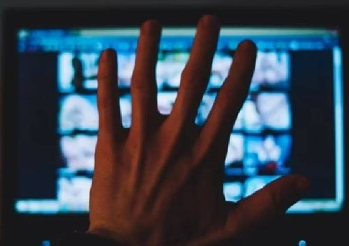 Tribunal español absuelve a empleado sorprendido viendo contenido para adultos en horas de trabajo