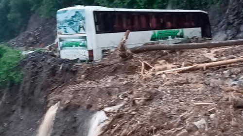 Deslizamientos bloquean la carretera entre Cochabamba y Santa Cruz
