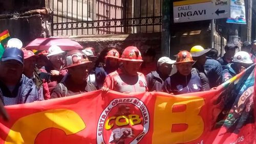  La marcha de la COB llega al centro de La Paz y mantiene vigilia a la espera del diálogo