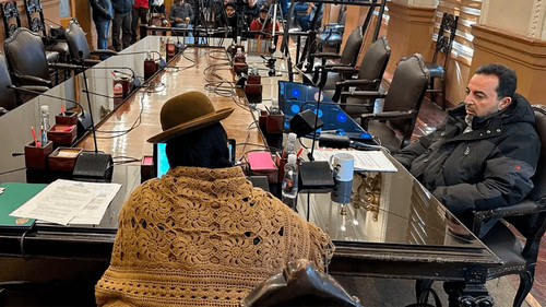 La Paz: Por falta de una firma, presidenta del Concejo no promulga la ley de pasajes y pospone la sesión en medio del paro de choferes