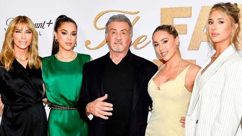 Sylvester Stallone revela medidas extremas en la educación de sus hijas: Una navaja en la mochila escolar