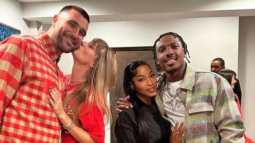 &quot;Taylor Swift y Travis Kelce celebran la victoria de Kansas City con un romántico beso&quot;