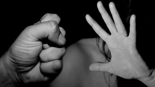 Tentativa de feminicidio en el Plan 3000: Mujer brutalmente agredida por su pareja