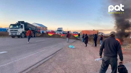 Transporte pesado bloquea carretera entre La Paz y Oruro por falta de dólares y combustible