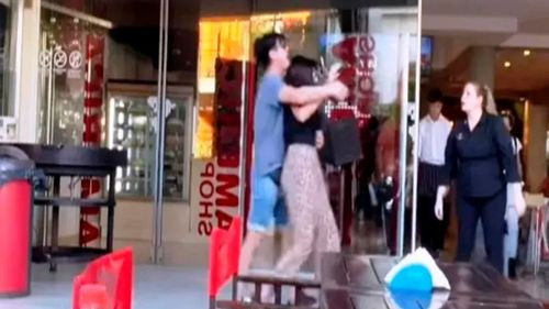 Uruguaya atacó a dos empleadas por disconforme con la carta del menú 