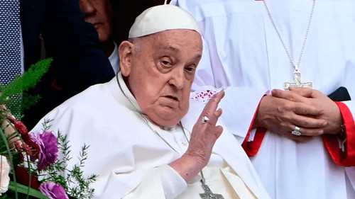 El papa reaparece en pascua y pide paz