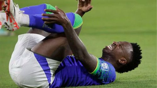 Vinícius sufre lesión y regresa a casa