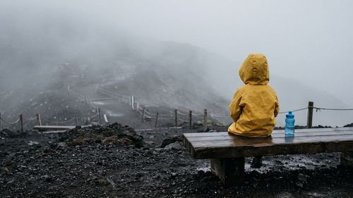 Padre deja a su hijo de 7 años solo en el monte Fuji