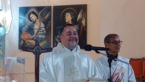 Sacerdote choca a tres jóvenes y abandona el lugar