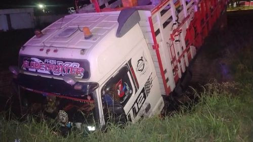 Camión Volvo se encuneta cerca de la rotonda norte de Warnes