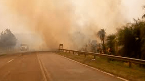 Imagen de  Incendio en zona norte de Santa Cruz pone en riesgo vehículos detenidos por bloqueo
