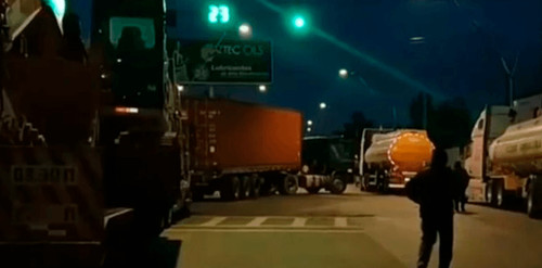 Bloqueos en el alto y caranavi marcan el inicio de la semana por la escasez de combustible