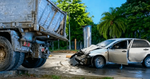 Volqueta provoca triple choque tras pasar semáforo en rojo en santa cruz
