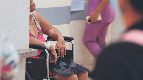 Colapso en hospitales de Santa Cruz deja pacientes en pasillos sin camas