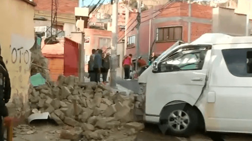 Accidente en la paz: minibús impacta contra una vivienda y provoca fuga de gas