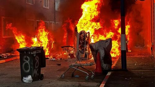Imagen de ATAQUE CON CUCHILLO DESATA VIOLENTAS PROTESTAS Y DISTURBIOS EN BELFAST