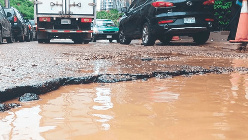 Baches y boquetes se multiplican en las vías de santa cruz