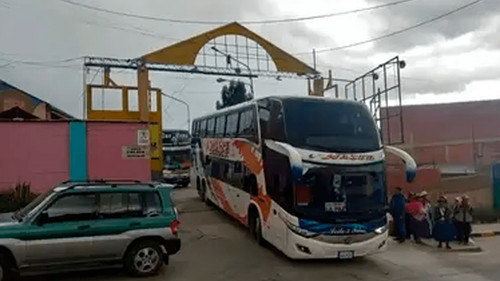 Bloqueos por paro de choferes en Oruro suspenden viajes desde la terminal de La Paz