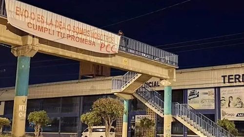 Imagen de Evo Morales acusa al Gobierno de colgar una pancarta con las siglas de la DEA y el PCC para atentar contra su vida