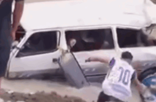 Se salvaron de milagro: un minibús cae a un río en los Yungas con dos ocupantes a bordo