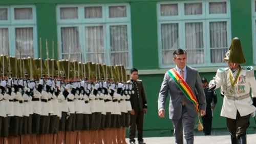 Presidente entrega sables a nuevos oficiales de la ANAPOL y llama a reconstruir la institucionalidad