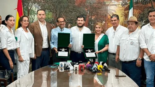 Comité Cívico pro Santa Cruz entrega el reconocimiento ‘Rompiendo Cadenas’ a Luis Fernando Camacho y Jeanine Áñez