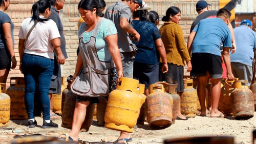  Vecinos acuden a distribuidoras en busca de GLP ante la falta del producto en los barrios