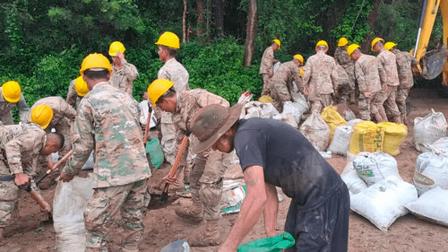 Militares y maquinaria pesada refuerzan labores para reparar dique afectado en Pailón 