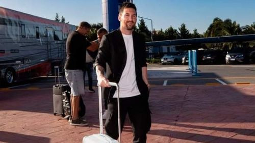 Lionel Messi llegó a la Argentina para iniciar el trabajo con su selección